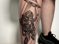 Astronaut-tattoos-perfect-for-your-leg-2