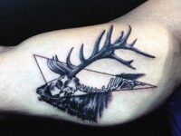 cool-bicep-mens-deer-antler-tattoo-design